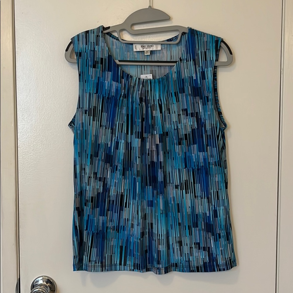 sleeveless scoop-neck top